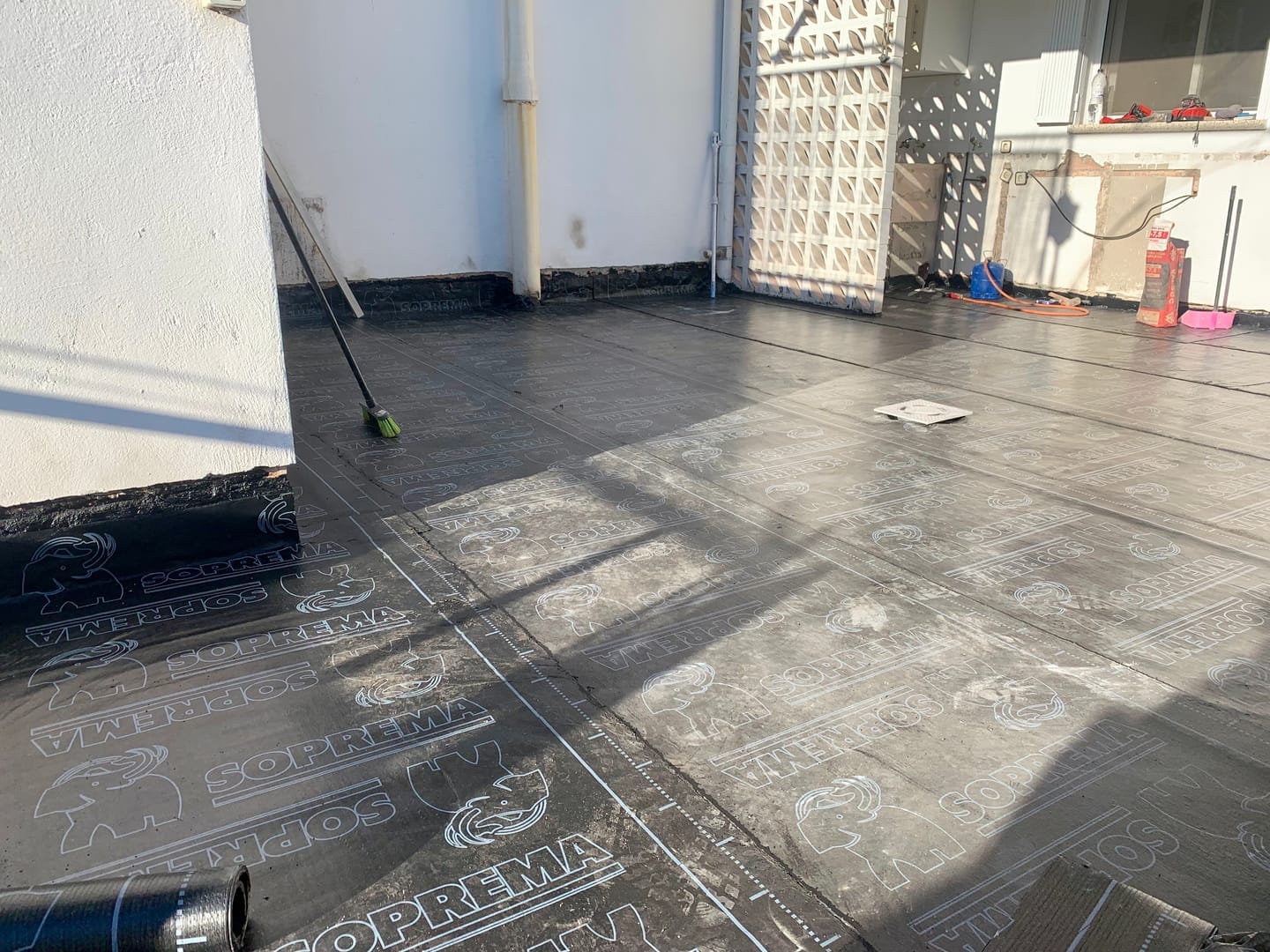 Impermeabilización y colocación de patio - Image 3